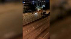 Hororový incident na videu: Auto to napálilo v plnej rýchlosti priamo do protestujúcich