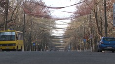 Mesto doslova pod sieťami. Navštívili sme Cherson, ktorý leží priamo na frontovej línii