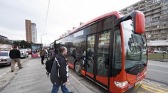 Totálna ignorácia! Žena spadla v autobuse MHD, nikto si ju nevšímal