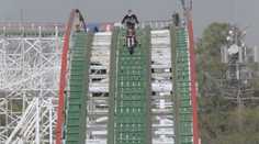 Šialená jazda! Horskú dráhu prešiel na motorke