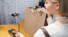 Obchodníci lákajú rôznymi trikmi. Odborník radí, ako nepodľahnúť nákupnej horúčke