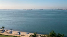 Zábery na kolónu v Suezskom prieplave: Uviaznutá loď veľká ako mrakodrap spôsobila zmätok vo svete