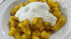 Burger z bravčovej krkovičky s polníčkovým šalátom a bylinkovým dipom z kyslej smotany