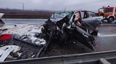 FOTO: Fatálna čelná zrážka na R2. Vodič nemal šancu prežiť