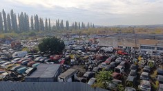 Masívny zásah enviropolície: V Košiciach odhalili vrakovisko s tisíckami áut. Rozprávali sme sa s jeho majiteľom