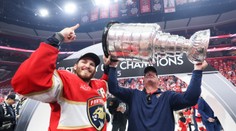 FOTO: Tretie finále v rade premenili na druhý triumf. Hokejisti Floridy sa zapísali do histórie