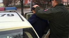 Muž s mečom zaútočil na družku. Zachránil ju 13-ročný syn