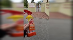 VIDEO: Muž sa pred centrom seniorov v Handlovej vyhrážal, že otrávi babičky, lebo volili Fica. Rieši to polícia