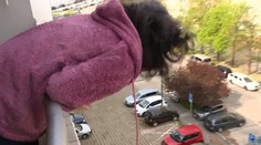 Bratislavčanka sa sťažuje na susedov fajčiacich na balkóne. Neúspešne