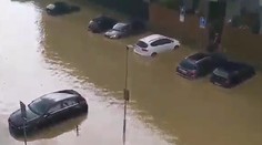 Senec pod vodou, niektoré ulice sú úplne zaplavené. Pri Komárne evakuovali domov dôchodcov