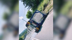 Prevrátil sa mu náves, no v ceste pokračoval ďalej. Kamionista nafúkal takmer štyri promile