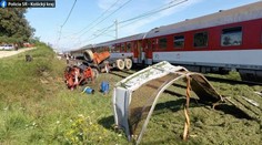 Po zrážke nákladiaku s rýchlikom Tatran sú obrovské škody