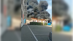 Veľký požiar vo firme neďaleko areálu Volkswagenu. Z miesta sa ozývali výbuchy, kúdoly dymu bolo vidno na kilometre