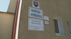 Pre budúcich prvákov nemajú voľnú triedu. Situácia v Malom Slivníku sa po roku opakuje