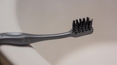 Vaša zubná kefka skrýva „odporný koktail“ miliónov baktérií, plesní aj vykálov. Ako ju udržať čistú?