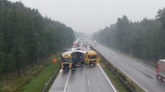 Nehoda na diaľnici D2: Hasiči zasahujú po zrážke troch kamiónov