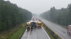 Nehoda na diaľnici D2: Hasiči zasahujú po zrážke troch kamiónov