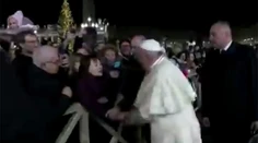 Pápež František udrel po ruke veriacu. Nechcela ho pustiť a prudko ho potiahla