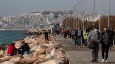 Grécko pre zhoršujúcu sa epidemickú situáciu zakázalo hudbu v baroch