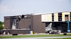 Lietadlo spadlo pri štarte na hangár, zomrelo desať ľudí