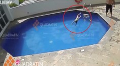 Otec hádzal dcéru do bazéna. Dievčatko zomrelo od vysilenia