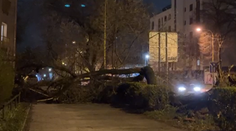 VIDEO: Víchrica v Košiciach. V meste lámala viaceré stromy a strhla aj časť strechy na škole