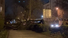 VIDEO: Víchrica v Košiciach. V meste lámala viaceré stromy a strhla aj časť strechy na škole