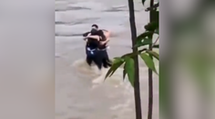 VIDEO: Srdcervúce objatie troch priateľov, potom ich zmietla povodeň