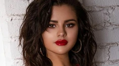 Selena ukázala plné prsia v plavkách. Lajky pribúdajú jedna radosť