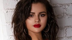 Selena ukázala plné prsia v plavkách. Lajky pribúdajú jedna radosť