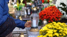 Žena pochovala svojho manžela, na druhý deň zomrela pri jeho hrobe. Záchranári sa k nej nemohli dostať