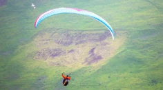 VIDEO: Myslela si, že zomrie. Paraglajdistkin padák vo vzduchu roztrhalo lietadlo