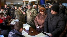 Voľby na Ukrajine: Na prvom mieste sa strieda Porošenko s Jaceňukom