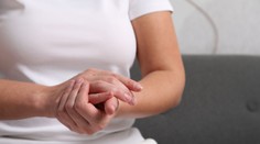 Ľudia s výrazne dlhšími prstenníkmi ako ukazovákmi pijú viac alkoholu, tvrdí štúdia