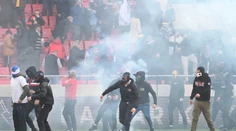 VIDEO: Derby Trnavy so Slovanom predčasne ukončili. Na trávnik vtrhli chuligáni, následne vznikli bitky