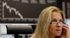 Európske akcie stále klesajú. Dôvodom je množstvo hrozieb