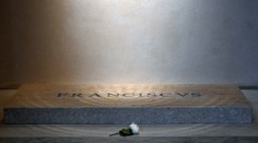 FOTO+VIDEO: Neuveriteľná chyba na náhrobku pápeža Františka, Taliani sú zhrození