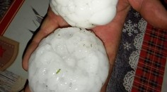 Krúpy ako tenisové loptičky zasiahli Francúzsko: Zničili tisíc áut a poškodili stovky domov