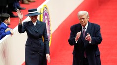 FOTO: Klobúk Melanie Trumpovej aj senátor v mikine a šortkách. Pozrite si módu z inaugurácie Trumpa