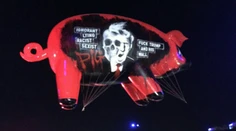 "Trump je prasa," hlásal obrovský balón na festivale rockových megahviezd