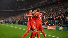 VIDEO: Hrúbka v prvej minúte, červená karta i famózny obrat v závere. Zápas Bayernu s Realom mal všetko