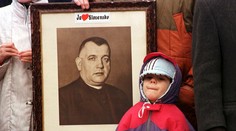 Kotlebovci spomínali na Tisa, za Justičným palácom postavili improvizovaný pomník