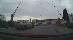 VIDEO: Kľučkoval pomedzi rampy pri červenom výstražnom svetle: Vodiči neverili vlastným očiam