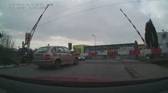 VIDEO: Kľučkoval pomedzi rampy pri červenom výstražnom svetle: Vodiči neverili vlastným očiam