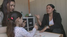 Učia ich rozoznávať farby, počítať a hovoriť po slovensky. O deti v rómskych osadách sa starajú aj profesionálne matky