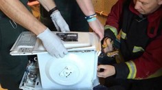 Hlúpy žart sa vymkol z rúk: Mladíkovi "pricementovali" hlavu do mikrovlnky