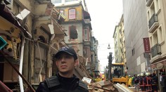 V Istanbule sa zrútila päťposchodová budova