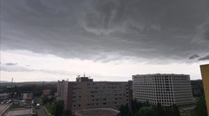 Výstrahy pred búrkami platia pre celé územie Slovenska. Vyskytnúť sa môžu aj supercely