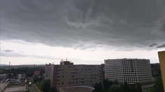 Výstrahy pred búrkami platia pre celé územie Slovenska. Vyskytnúť sa môžu aj supercely