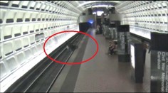 Dramatické video: Vozíčkar spadol na koľajnice